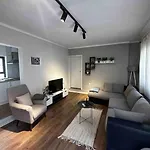 Location 3-floor With 6 Bedrooms * 티라나