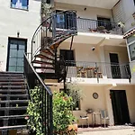 빌라 Location 3-floor With 6 Bedrooms 티라나