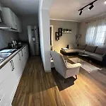Location 3-floor With 6 Bedrooms 티라나
