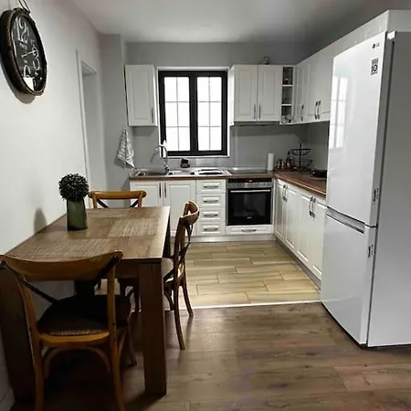 Location 3-floor With 6 Bedrooms 别墅