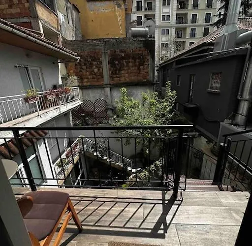 Вилла Location 3-floor With 6 Bedrooms Тирана